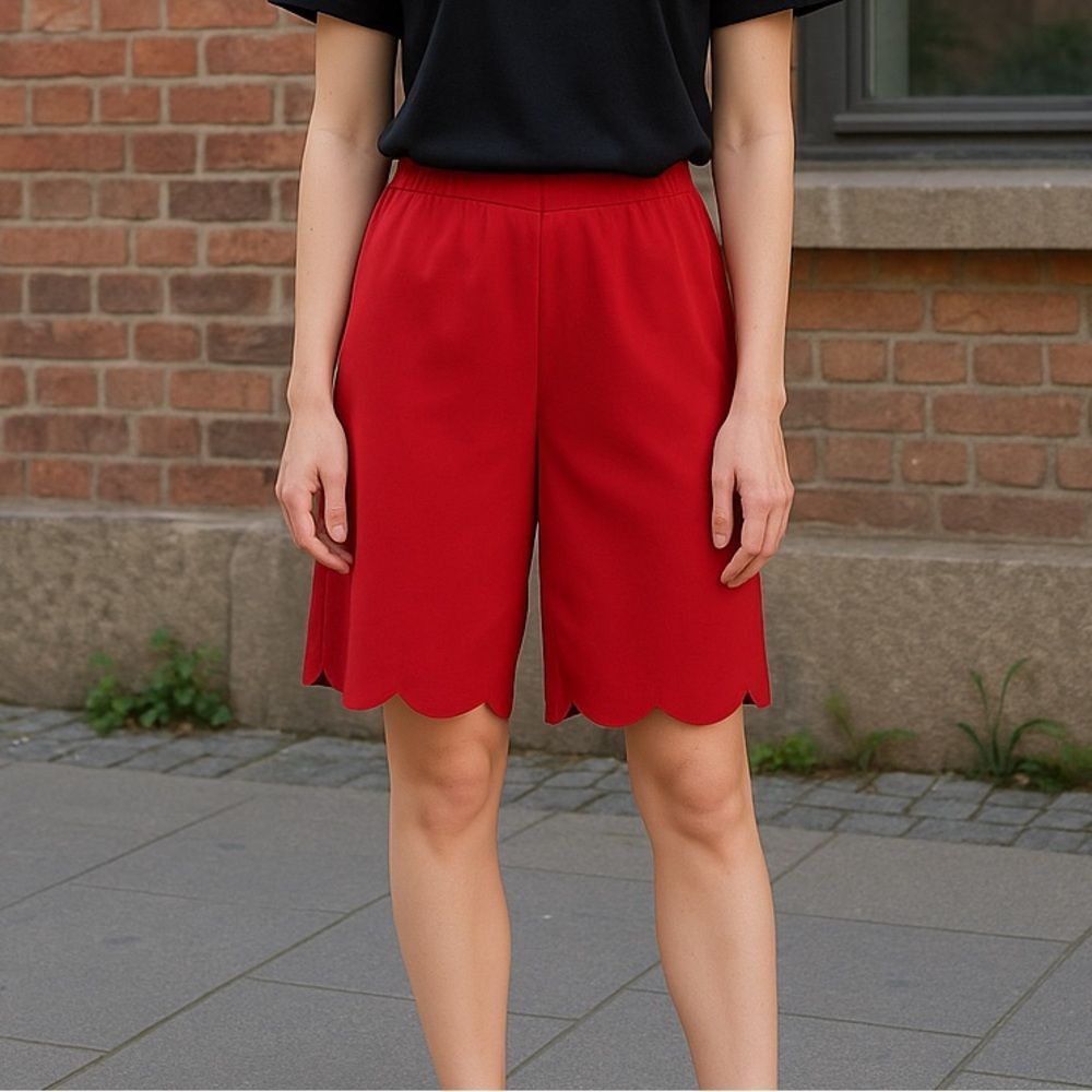 Pleione Red Scalloped Hem Women's Bermudas
